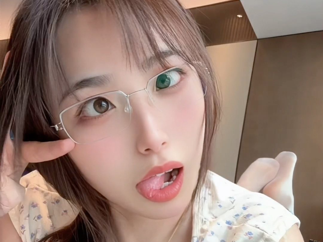 每日反差大赛51期反差眼镜视频(每日大赛校园反差合集精彩瞬间)